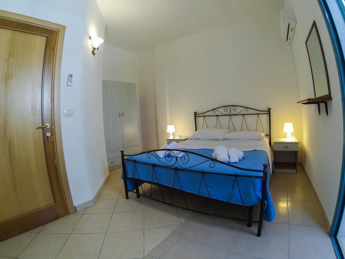 Rooms & Apartments La Spiaggia - กัลลีโปลี ภายนอก รูปภาพ